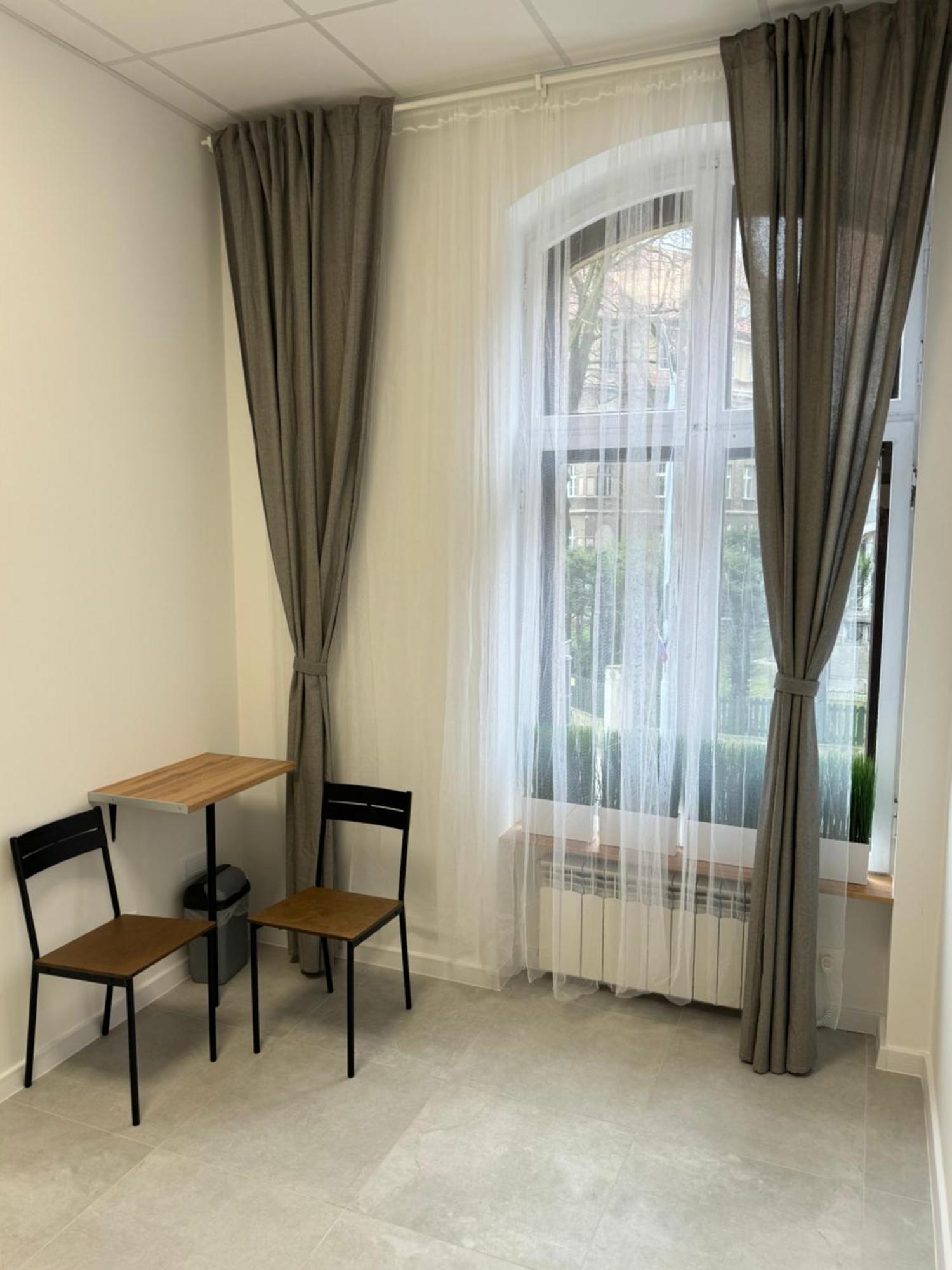 Hostel - 24h Parking *